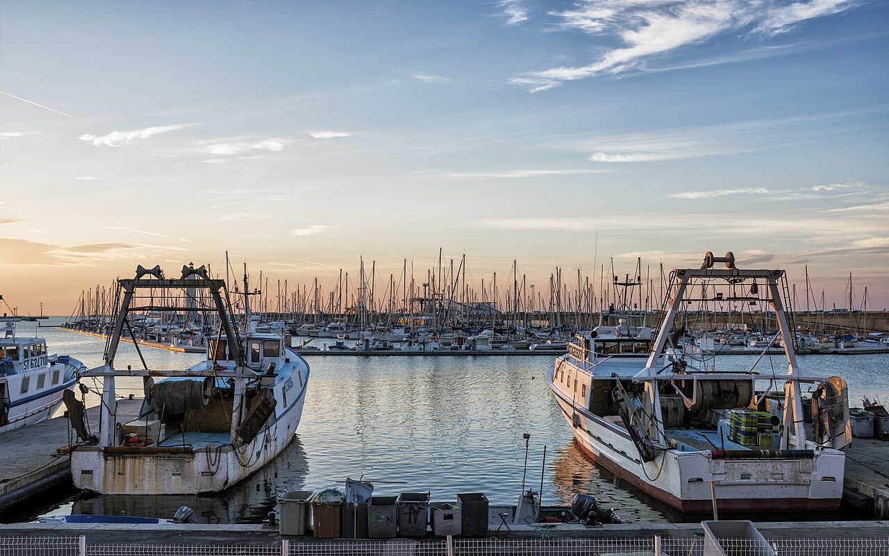 Deux chalutiers dans le port de Sète, Christian Ferrer, Wikimedia Commons, CC BY 4.0.